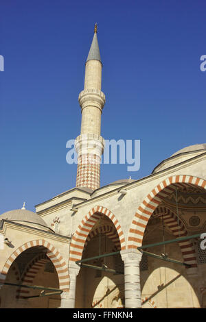 Minareto e portici del cortile, Uc Serefeli moschea di Edirne, Turchia Foto Stock