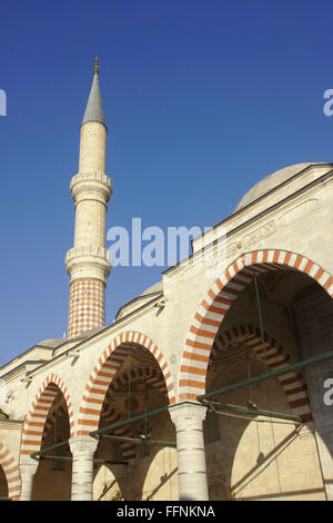 Minareto e portici del cortile, Uc Serefeli moschea di Edirne, Turchia Foto Stock