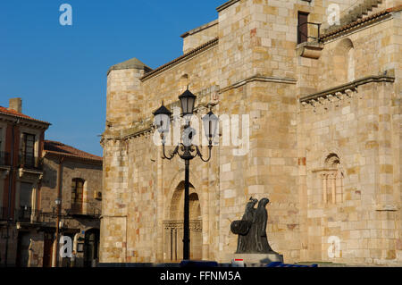 Zamora. San Juan de Puerta Nueva chiesa, piazza principale, Castiglia-Leon, Spagna Foto Stock