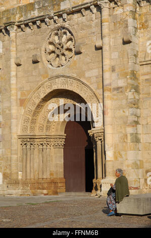 Zamora. San Juan de Puerta Nueva chiesa, piazza principale, Castiglia-Leon, Spagna Foto Stock