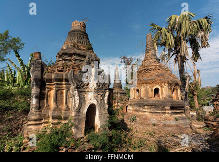 Sbriciolare stupa di Nyaung monastero di quercia in Inthein (Indein), Stato Shan, Birmania (Myanmar) Foto Stock
