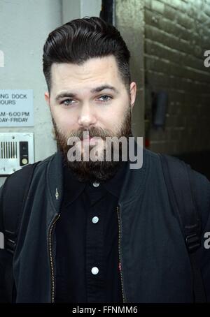 New York, NY, STATI UNITI D'AMERICA. Xvi Feb, 2016. Robert Eggers fuori e circa per celebrità Candids - MER, New York, NY Febbraio 16, 2016. © Derek Storm/Everett raccolta/Alamy Live News Foto Stock