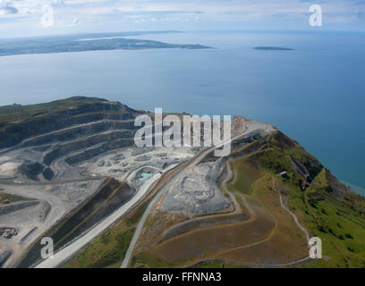 Vista aerea del Penamenmawr cava di pietra sul Penmaenmawr montagna che domina la baia di Conwy, vista di Anglesey e isola dei puffini Conwy Foto Stock