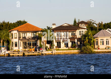 Le case di lusso sull'Isola di Anastasia si affacciano su Matanzas Baia di Sant'Agostino, FL. Foto Stock