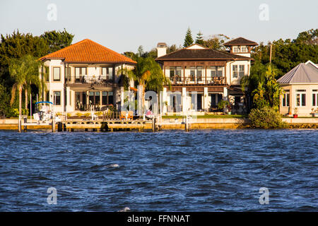 Le case di lusso sull'Isola di Anastasia si affacciano su Matanzas Baia di Sant'Agostino, FL. Foto Stock