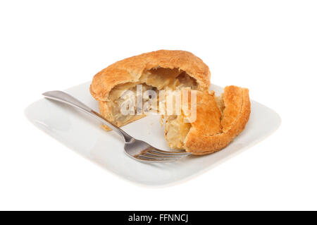 Pasta sfoglia pollo e torta a fungo con una forcella su una piastra isolata contro bianco Foto Stock