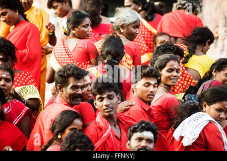 Pellegrini in rosso presso il Tempio Brihadeshwara, Tanjore, Tamil Nadu, India, Asia Foto Stock