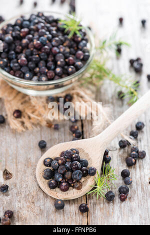 Essiccato bacche di ginepro su sfondo di legno (close-up shot) Foto Stock