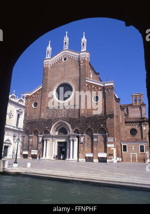 San Zanipolo Basilica Chiesa dei Santi SS Giovanni e & Paolo visto attraverso arch attraverso canal Sestier di Castello Vemeto Venezia Italia Foto Stock