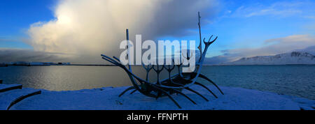 In inverno la neve oltre il sole Voyager, Viking Ship scultura, città di Reykjavik, Islanda Foto Stock