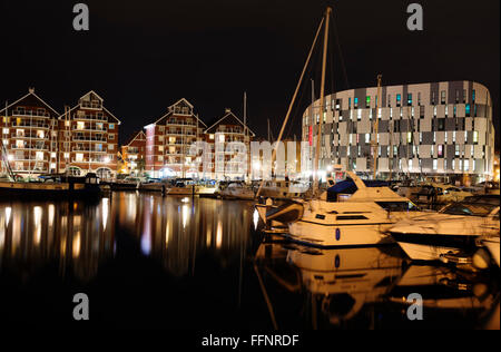 Lungomare di Ipswich di notte, Neptune Quay, Suffolk, Regno Unito. Foto Stock