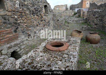 Scena di strada a Pompei, la città romana sepolta nella lava vicino a Napoli città patrimonio mondiale UNESCO 1997, regione Campania, Italia Foto Stock