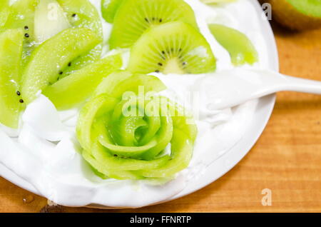 Decorate kiwi con il bianco crema dessert Foto Stock