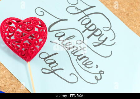 Carta blu con una scritta a mano felice il giorno di san valentino iscrizione Foto Stock