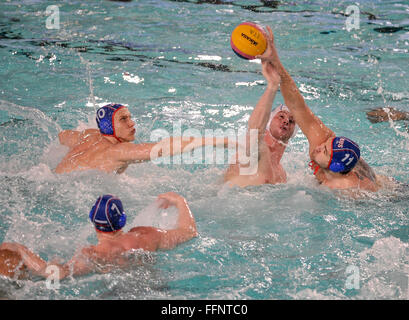 Torino, Italia. Xvi Feb, 2016. Dmitry Kholod (sinistra), Sergey Lisunov (destra) e Fabio Baraldi (medio) lotta per la palla durante la pallanuoto World League match tra Italia e Russia per la squadra nazionale. La nazionale italiana vince 13-9 sulla Russia. © Nicolò Campo/Pacific Press/Alamy Live News Foto Stock