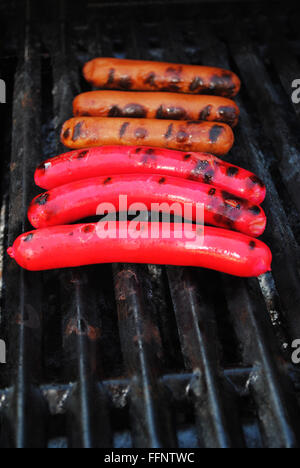 La grigliatura hotdog su una griglia di estate Foto Stock