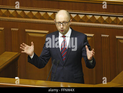 Kiev, Ucraina. Xvi Feb, 2016. Ukrainian Primo Ministro Arseniy Yatsenyuk parla prima di un legislatore nessun voto di fiducia sul governo presso il parlamento ucraino a Kiev in Ucraina. Il presidente ucraino Petro Poroshenko ha chiesto il Primo Ministro Arseniy Yatsenyuk e Procuratore generale Viktor Shokin a dimettersi per vietare il progresso della crisi politica in Ucraina, il rapporto con i media locali. Ma oggi i legislatori non hanno avuto abbastanza voti per esprimere la sfiducia nei confronti del governo. © Vasyl Shevchenko/Pacific Press/Alamy Live News Foto Stock