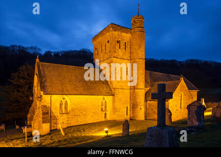 Inverno sera presso il St Winifred's chiesa in Branscombe, Devon, Inghilterra. East Devon Area di straordinaria bellezza naturale. Foto Stock