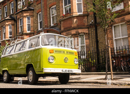 Vecchio verde vintage van parcheggiato in una strada con case in stile vittoriano in background Foto Stock