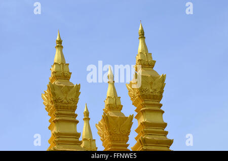 Stupa di tempio dorato con cielo blu Foto Stock