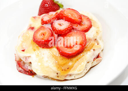 Fresco affettato bacche sulla sommità del Hotcakes Foto Stock