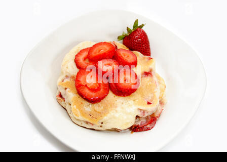 Fragole fresche Pan con torte fresche fragole a fette Foto Stock