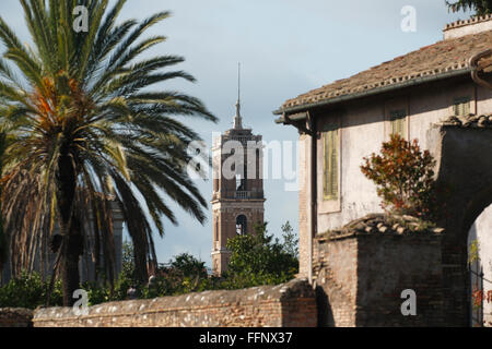 Torre della Basilica di Santa Maria dell'altare del cielo alla Piazza del Campidoglio visto dal Colle Palatino, Roma, Italia Foto Stock