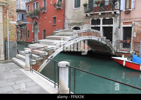 Ponte de Chiodo (aka ponte senza parapetto), Fondamenta San Felice, Cannaregio, Venezia, Veneto, Italia, Mare Adriatico, Europa Foto Stock