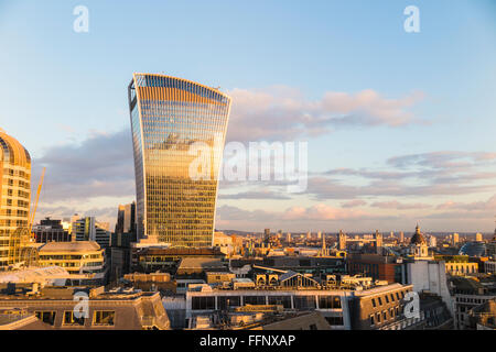 Walkie talkie edificio in tardo pomeriggio di sole in una terrazza panoramica vista sopra la città di Londra che riflette il sole di setting Foto Stock