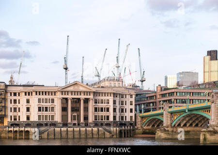 Gru a torre usata in costruzione sul posto di Bloomberg sito di sviluppo al di sopra di edifici da parte di Southwark Bridge, City of London financial district, EC4 Foto Stock