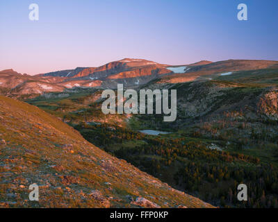 Il sole sorge sul monte di retroguardia in Absaroka-Beartooth deserto e oltre Hellroaring Creek; Custer National Forest, vicino Foto Stock