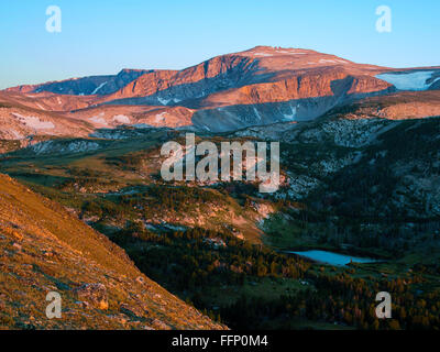 Il sole sorge sul monte di retroguardia in Absaroka-Beartooth deserto e oltre Hellroaring Creek; Custer National Forest, vicino Foto Stock