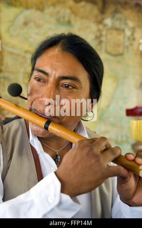 Musicista Ecuadoran giocando un flauto nel fiume del Amazon regione Foto Stock