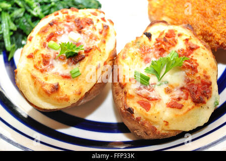 Due volte le patate al forno con pancetta e formaggio Foto Stock