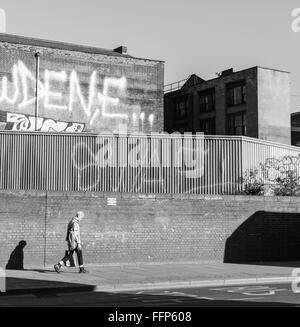 Giovani punk rock guy camminando in Shoreditch, uno di Londra più zone distinte, casa di una grande comunità tanga Foto Stock