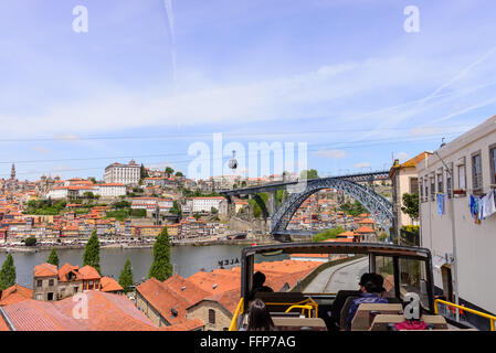 Vista del Porto Ribeira e il fiume Douro a Porto, Portogallo Foto Stock