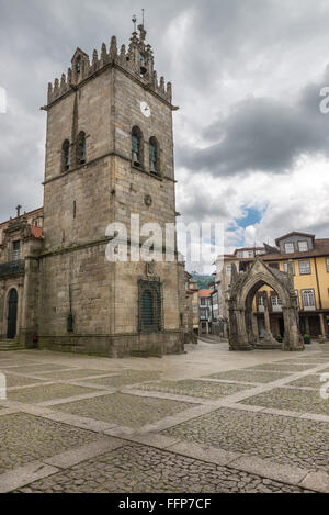 Oliveira quadrato con Nossa Senhora da Oliveira Chiesa e Salado monumento di Guimaraes, Portogallo. Foto Stock