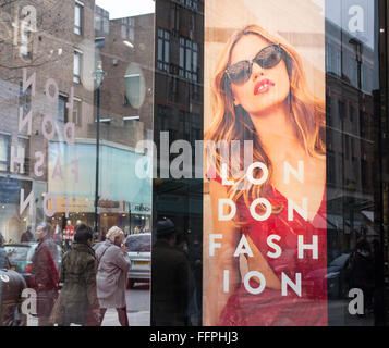 Affissioni nella vetrina di un negozio celebrando la London Fashion. Essa si riferisce alla London Fashion Week che si tiene a Londra due volte in un anno Foto Stock