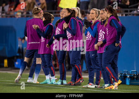 Frisco, Texas, Stati Uniti d'America. 15 Feb, 2016. I membri della squadra degli Stati Uniti ha allietare il team dopo un goal durante la partita tra gli Stati Uniti e il Puerto Rico durante la CONCACAF 2016 Qualificazione Olimpica campionato a Toyota Stadium, in Frisco, Texas. Il noi sconfitto Puerto Rico 10-0. Shane Roper/CSM/Alamy Live News Foto Stock