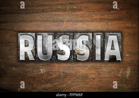 La parola " Russia " scritto in metallo vintage tipo di stampa in rilievo su un vecchio sfondo di legno. Foto Stock