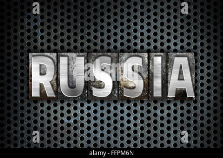 La parola " Russia " scritto in metallo vintage tipo di stampa in rilievo su un industriale nero lo sfondo della griglia. Foto Stock
