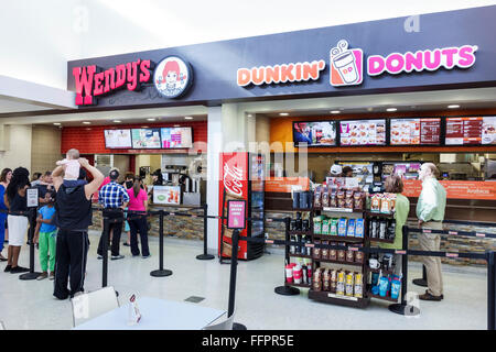 Florida South, Canoe Creek, Service Plaza, sosta di riposo, interno, food Court plaza, Wendy's, Dunkin' Donuts, fast food, banco, linea, coda, FL151214019 Foto Stock