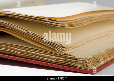 Vista dettagliata del vecchio libro con ingiallimento, carta rotto Foto Stock