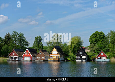 Barca case e case vacanze a Mirow, sul lago Mirow, Meclemburgo Lake District, Meclemburgo-Pomerania Occidentale, Germania Foto Stock