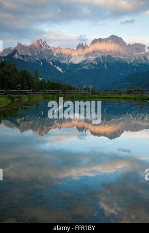 Il Catinaccio e la riflessione in un lago, atmosfera serale Dolomiti, Provincia del Sud Tirolo, Italia Foto Stock