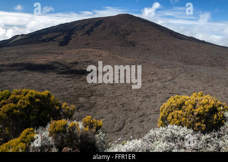 Vista dal Pas de Bellecombe sulla caldera, dietro il vulcano Piton de la Fournaise, Reunion, Francia Foto Stock