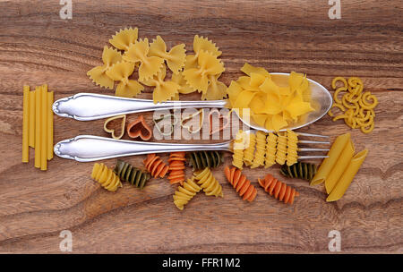 Pasta, vari vari tipi di pasta con argenteria Foto Stock