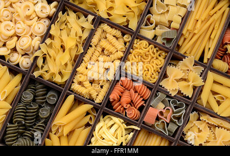Pasta, vari tipi di pasta in un tipo di caso Foto Stock