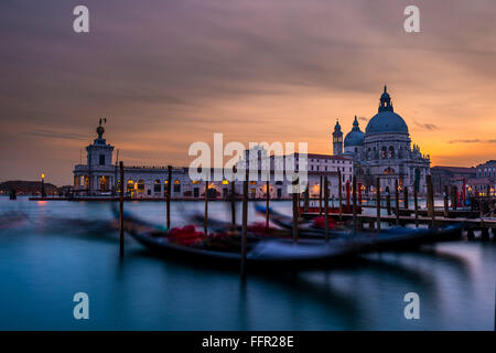 Gondole e Santa Maria della Salute al tramonto, Venezia, Veneto, Italia Foto Stock