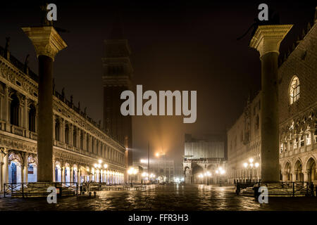 Il Palazzo del Doge e il campanile in una notte di nebbia, Venezia, Veneto, Italia Foto Stock